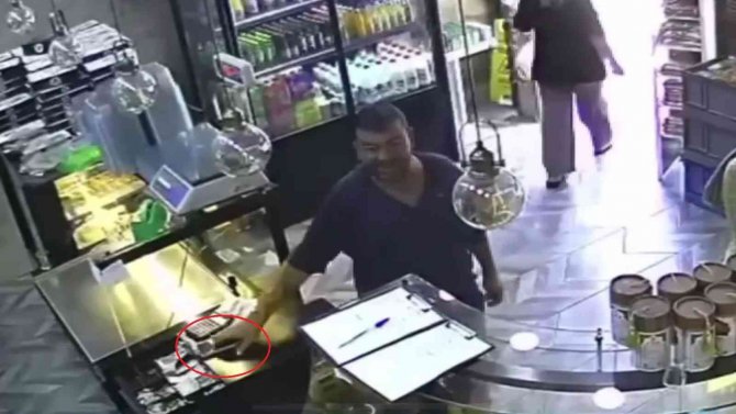 Tezgah Üstündeki Telefonu Böyle Çaldı