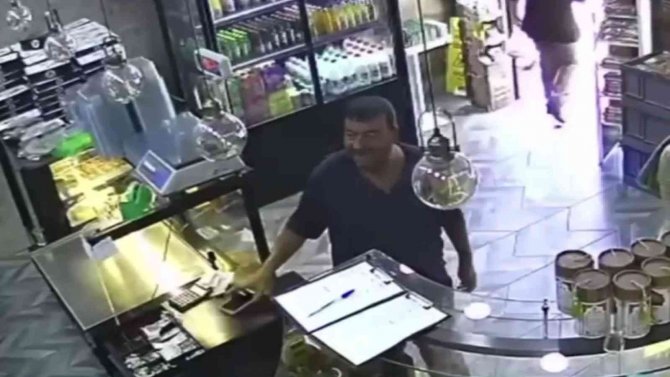 Tezgah Üstündeki Telefonu Böyle Çaldı