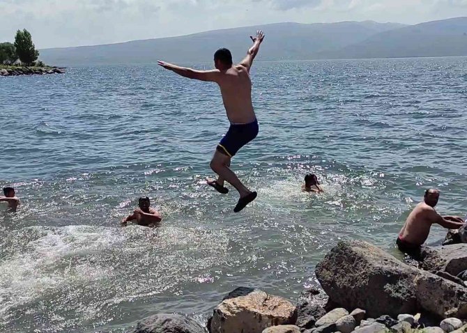 Akdeniz Sahilleri Değil, Çıldır Gölü