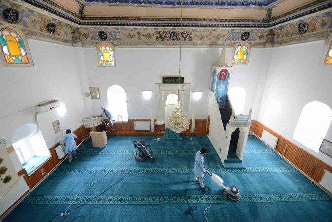 Çorum’daki İbadethaneler Gül Suyu İle Temizleniyor