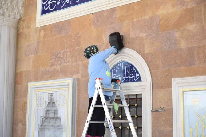 Çorum’daki İbadethaneler Gül Suyu İle Temizleniyor