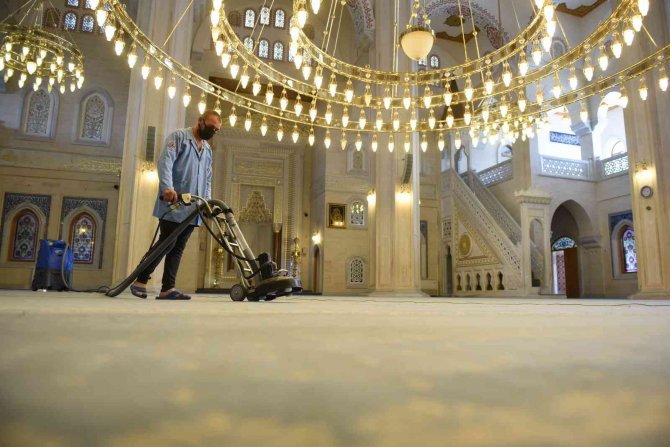 Çorum’daki İbadethaneler Gül Suyu İle Temizleniyor