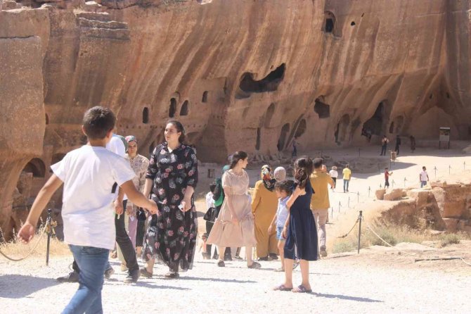 Mardin’deki Dara Antik Kenti Ziyaretçilerini Büyülüyor