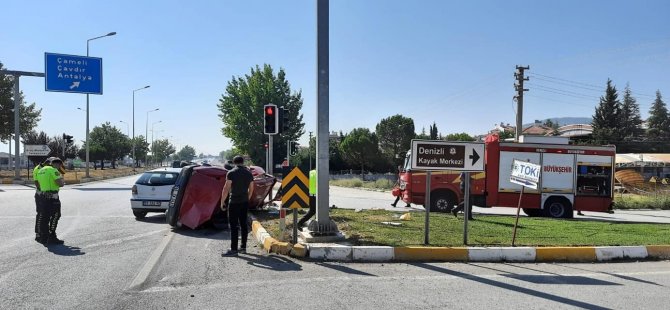 Yan Yatan Otomobildeki 3 Kişi Yaralandı