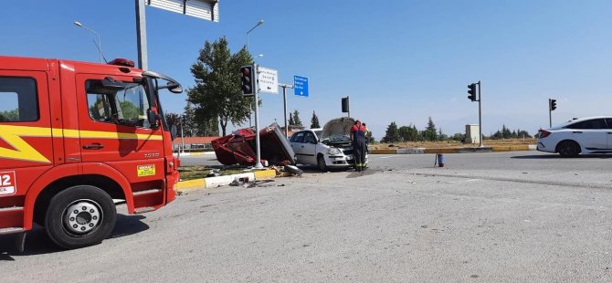 Yan Yatan Otomobildeki 3 Kişi Yaralandı