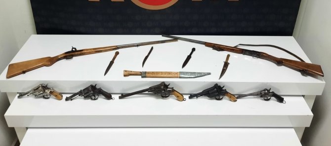 Antika Silahları Satamadan Yakalandı