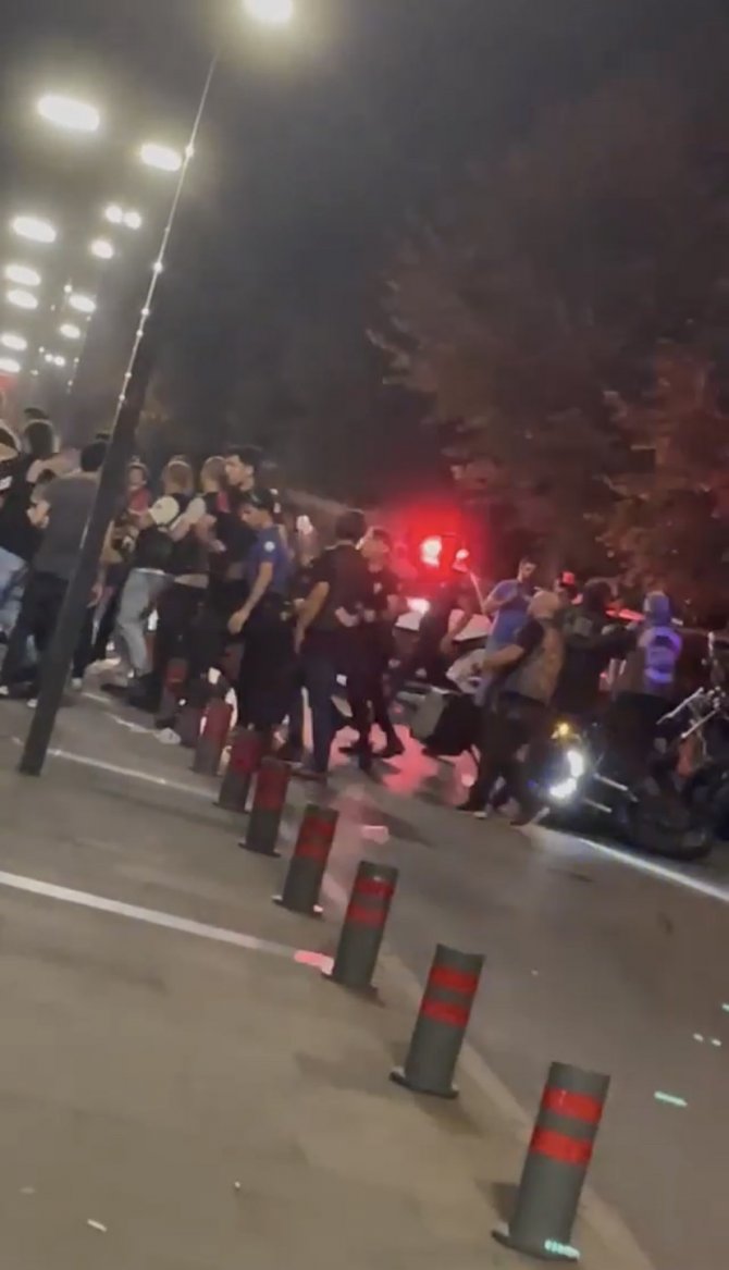 İ̇stanbul’da Polise Saldıran Gruba Biber Gazlı Müdahale Kamerada: 3 Polis Yaralı, 6 Gözaltı