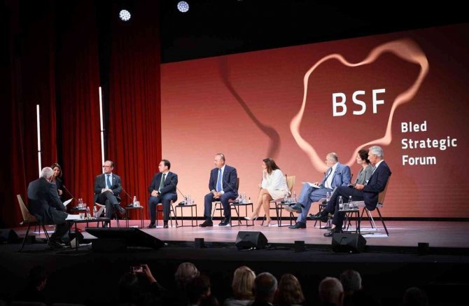 Çavuşoğlu: “Ukrayna’nın Toprak Bütünlüğünün Garanti Altına Alınması Lazım”