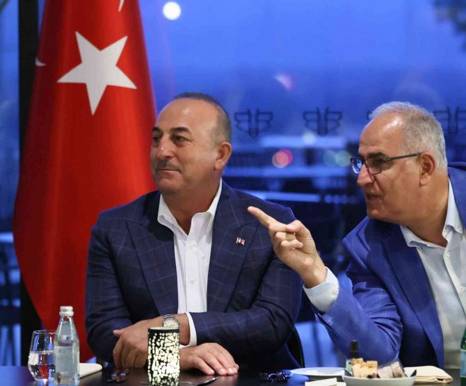 Dışişleri Bakanı Mevlüt Çavuşoğlu, Filenin Efeleri’ni Ziyaret Etti