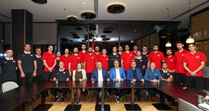 Dışişleri Bakanı Mevlüt Çavuşoğlu, Filenin Efeleri’ni Ziyaret Etti