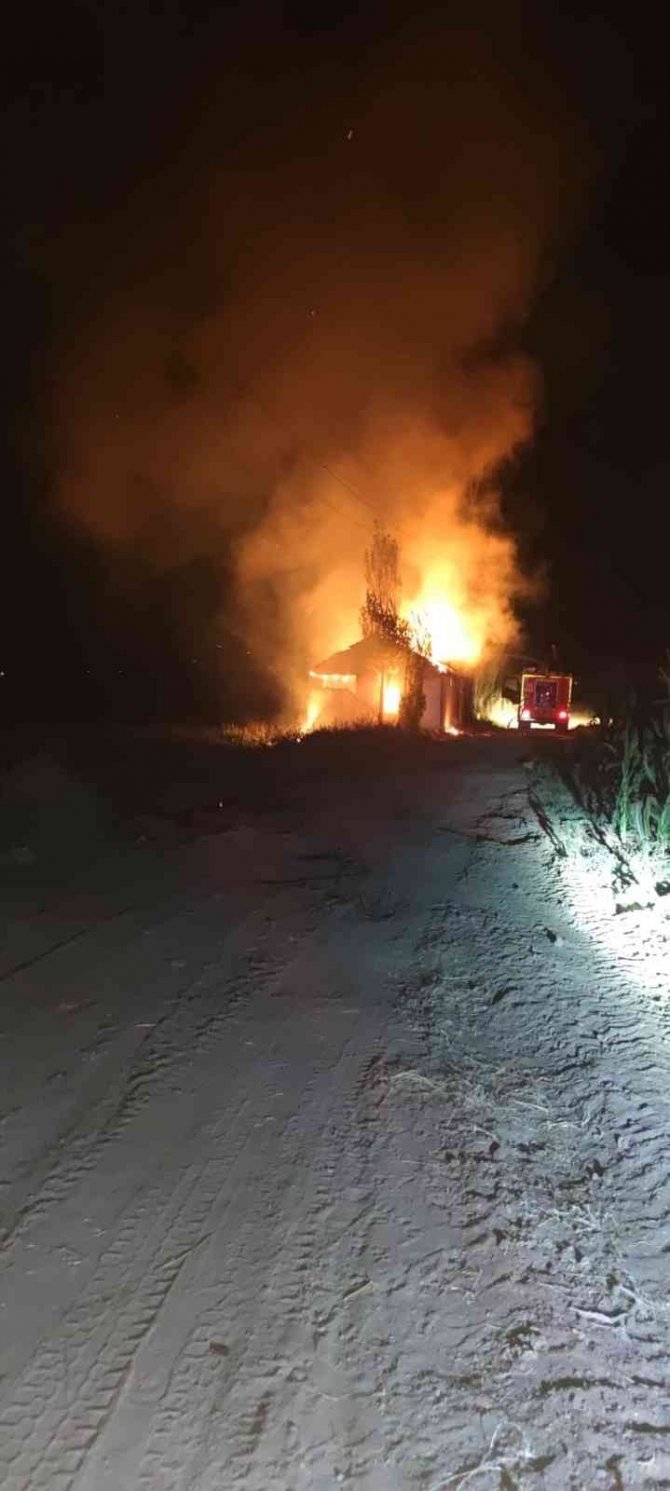 Sivas’ta Korkutan Yangın, Müstakil Ev Yangında Kül Oldu