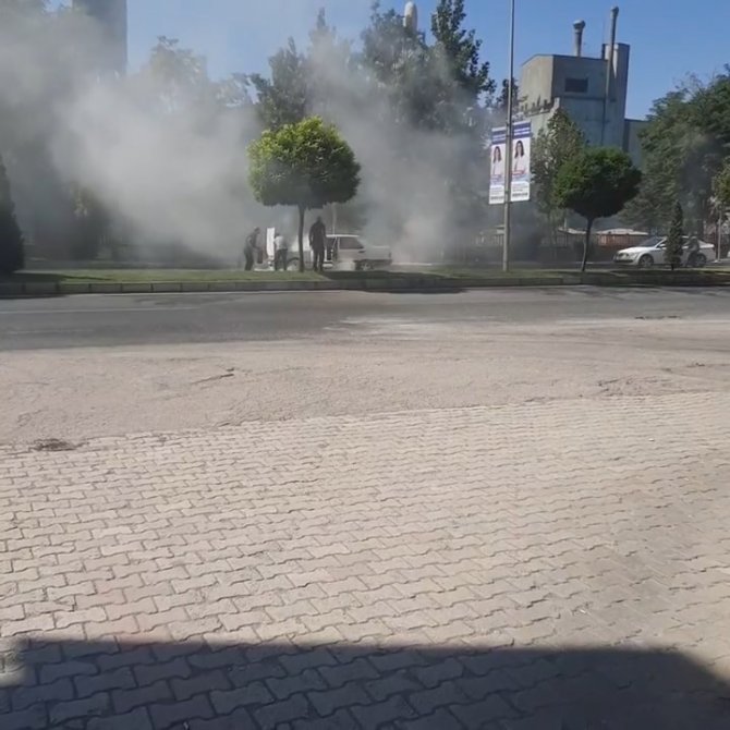 Seyir Halindeyken Alev Alan Araç, Sürücülerin Müdahalesi İle Söndürüldü