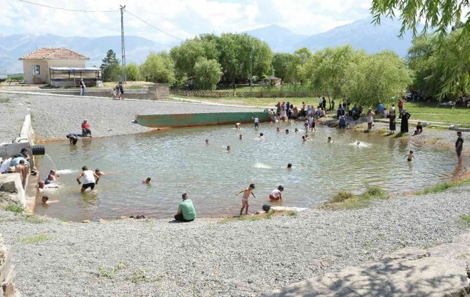 Erzincan’da Sıcaktan Bunalan Vatandaşlar Ekşisu’ya Akın Ediyor