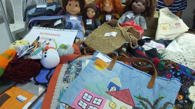 Burhaniye’de Kursiyerler Yıl Boyu Ürettikleri Eserleri Festivalde Satışa Çıkardı