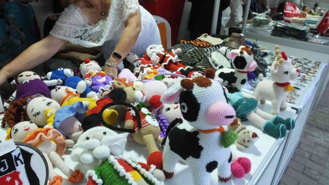 Burhaniye’de Kursiyerler Yıl Boyu Ürettikleri Eserleri Festivalde Satışa Çıkardı
