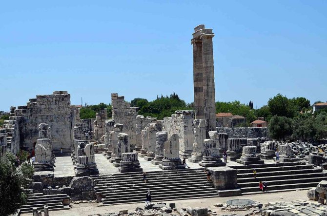 Dünyanın İlk Kehanet Merkezi Apollon Tapınağı