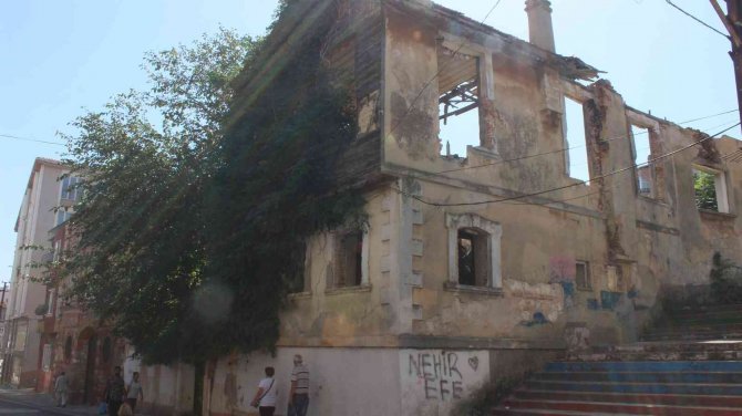 Kırklareli’nde Metruk Binalar Tehlike Saçıyor