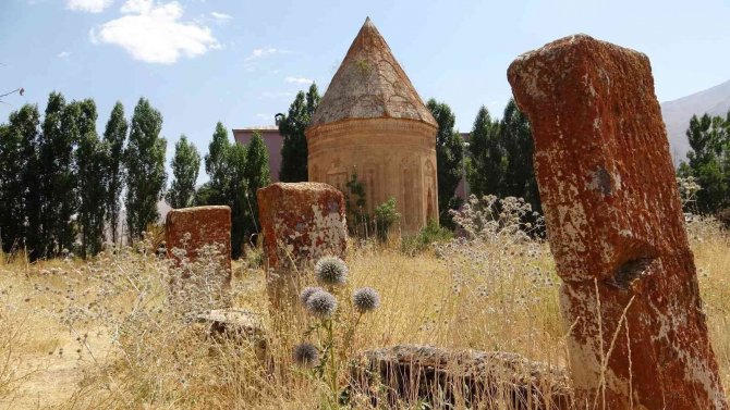 Halime Hatun Kümbeti’nin Görünüşünü Bozan Yurt Binasına Yıkım Kararı