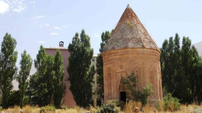 Halime Hatun Kümbeti’nin Görünüşünü Bozan Yurt Binasına Yıkım Kararı