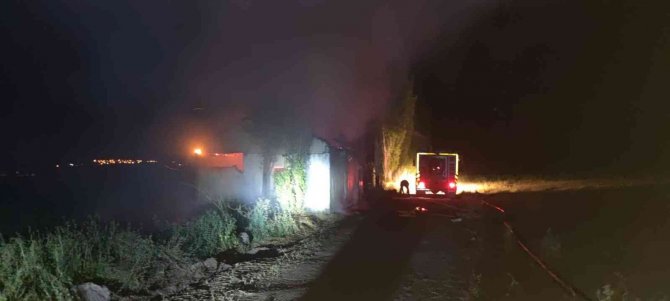 Sivas’ta Korkutan Yangın, Müstakil Ev Yangında Kül Oldu