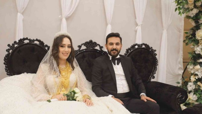 Aşiret Düğününde Gelin Ve Damada Takılan Takılar Dudak Uçuklattı