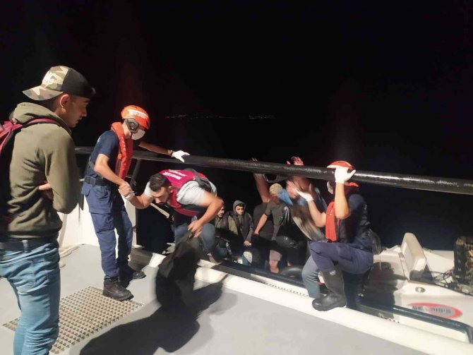 İ̇zmir Açıklarında 386 Düzensiz Göçmen Kurtarıldı