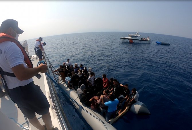 İ̇zmir Açıklarında 386 Düzensiz Göçmen Kurtarıldı