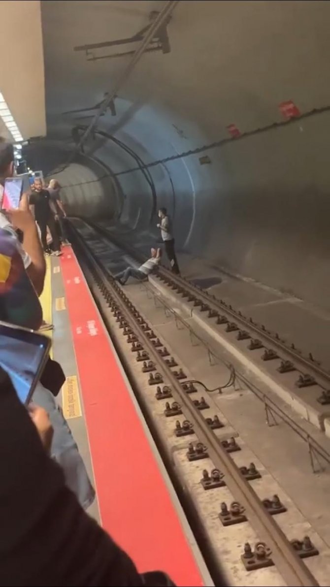 Keyif Yapar Gibi Metro Raylarına Uzandı