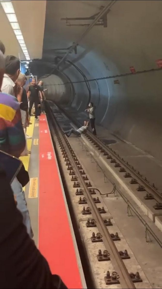 Keyif Yapar Gibi Metro Raylarına Uzandı