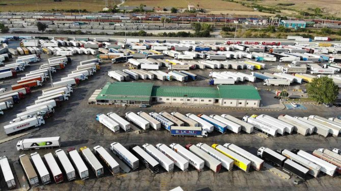 Bulgaristan’da Laboratuvar Krizi: Tırlar Günlerdir Edirne Sınırında Bekliyor