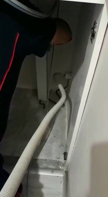 Çamaşır Makinesinin Arkasındakini Görünce İtfaiyeden Yardım İstedi