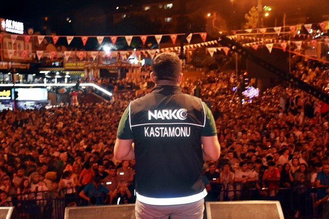 Festivalde Sahneye Çıkan Polis Ekiplerinden Binlerce Vatandaşa "Uyuşturucu" Uyarısı