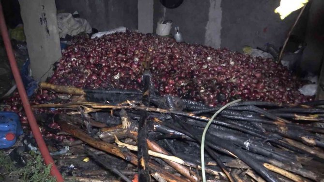 Alevlere Teslim Olan Ev Kullanılmaz Hale Geldi: Yüzlerce Kilogram Soğan Zarar Gördü