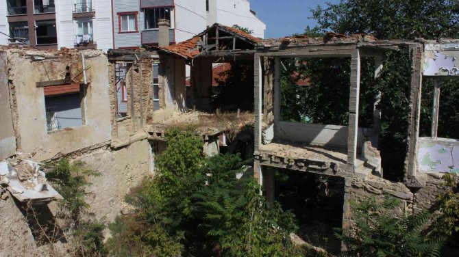 Kırklareli’nde Metruk Binalar Tehlike Saçıyor