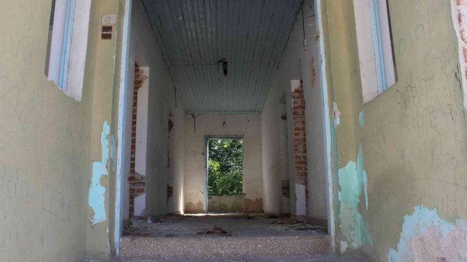 Kırklareli’nde Metruk Binalar Tehlike Saçıyor