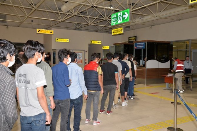 Kocaeli’de 401 Düzensiz Göçmen Sınır Dışı Edildi