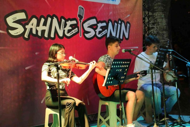 Kirazlıyalı’da Sahne Gençlerin