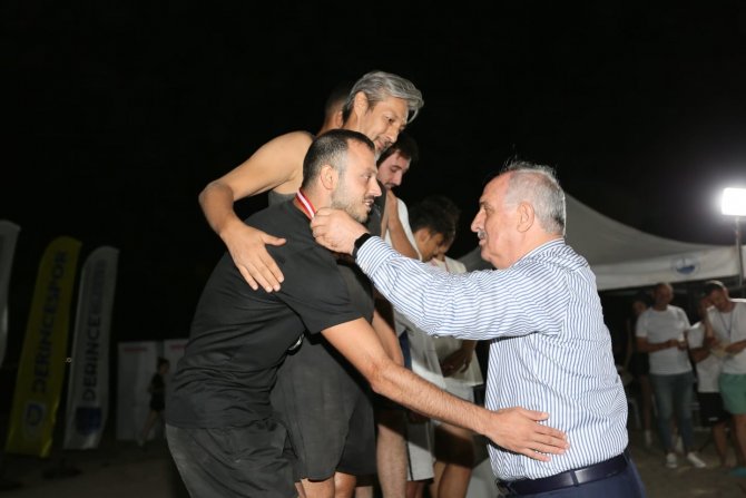 Derince’de Plaj Voleybolu Rüzgarı Esti