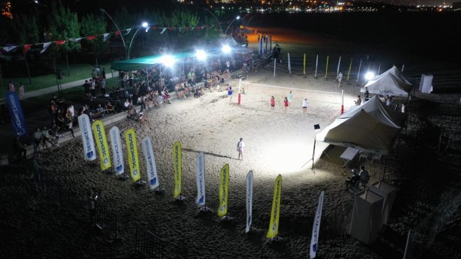 Derince’de Plaj Voleybolu Rüzgarı Esti