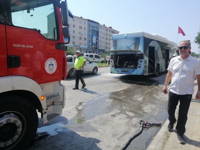 Seyir Halindeki Otobüste Yangın Çıktı, Şoförün Dikkati Faciayı Önledi