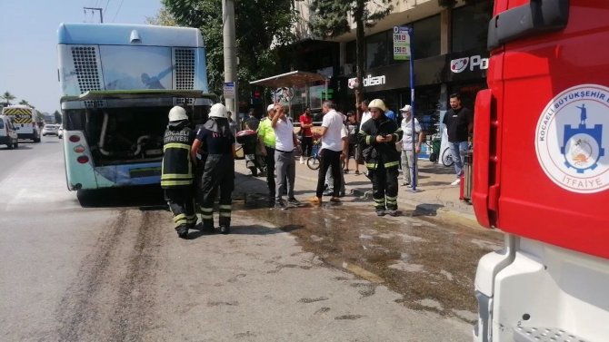 Seyir Halindeki Otobüste Yangın Çıktı, Şoförün Dikkati Faciayı Önledi