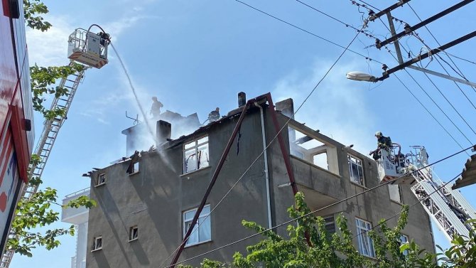 İ̇zolasyon Çalışması Yapılan Çatı Bir Anda Alev Topuna Döndü