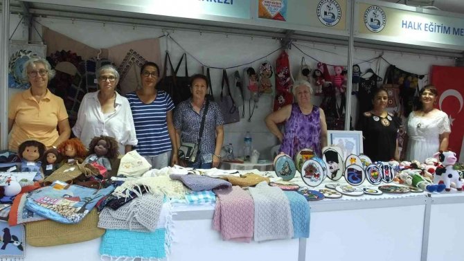 Burhaniye’de Kursiyerler Yıl Boyu Ürettikleri Eserleri Festivalde Satışa Çıkardı