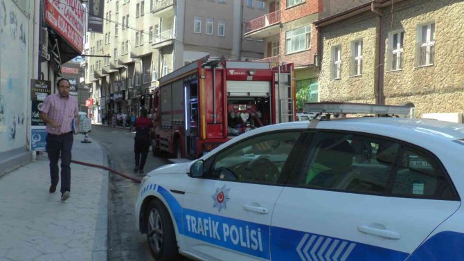 İ̇tfaiye Dar Sokağa Girmekte Zorlandı