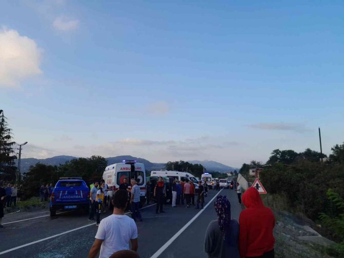 Ordu’da Yolcu Minibüsü İle Otomobil Çarpıştı: 17 Yaralı