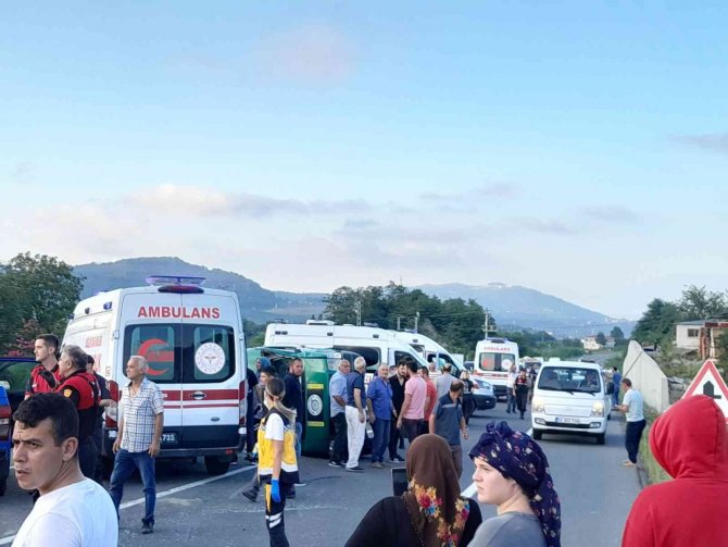 Ordu’da Yolcu Minibüsü İle Otomobil Çarpıştı: 17 Yaralı