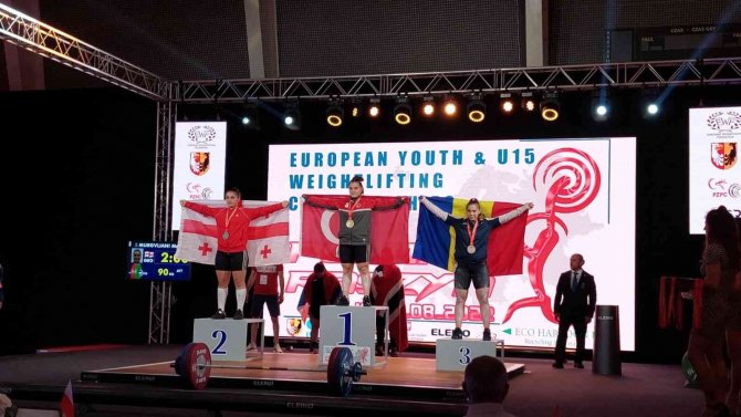 Aydınlı Burcu Avrupa’yı Salladı
