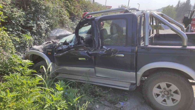 Kontrolden Çıkan Pikap Tıra Arkadan Çarptı: 3 Yaralı