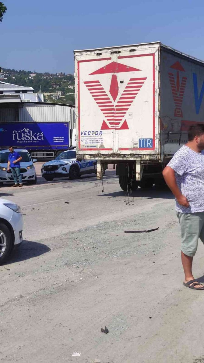 Kontrolden Çıkan Pikap Tıra Arkadan Çarptı: 3 Yaralı