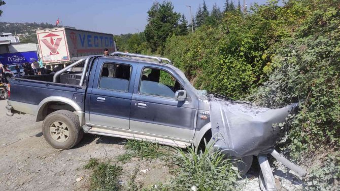 Kontrolden Çıkan Pikap Tıra Arkadan Çarptı: 3 Yaralı